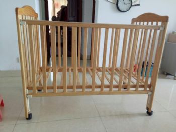 出售9成新的婴儿床  实木做的 耐用结实