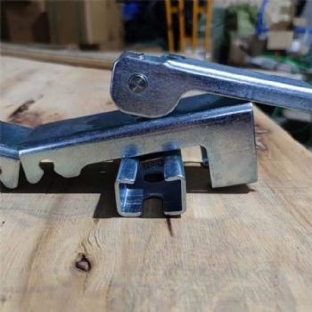 导料槽防溢裙板夹持器角铝厂家，不锈钢夹持器煤矿冶金适用